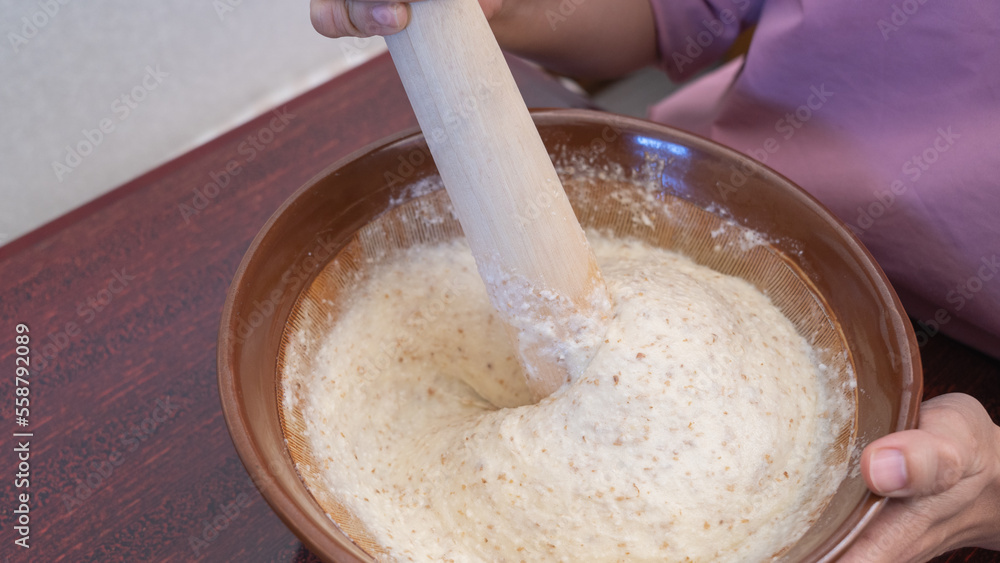 日本の食べ物|自然薯・すり鉢でとろろ汁をすりおろす 日本の食べ物|自然薯・すり鉢でとろろ汁をすりおろす