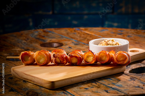 Espetinho de churrasco em tábua de madeira