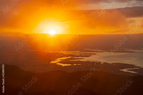 六甲山上から眺める日の出の風景（大阪湾沿いに芦屋市から大阪にかけての街並みが広がっています）　神戸市東灘区六甲山上にて © photop5