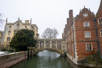 Fototapete Seufzerbrücke Seufzerbrücke Cambridge im Winterschnee  © fukez84