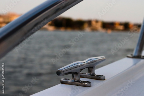 Obraz na plátně Boat cleat on the bay with blurred houses in the background