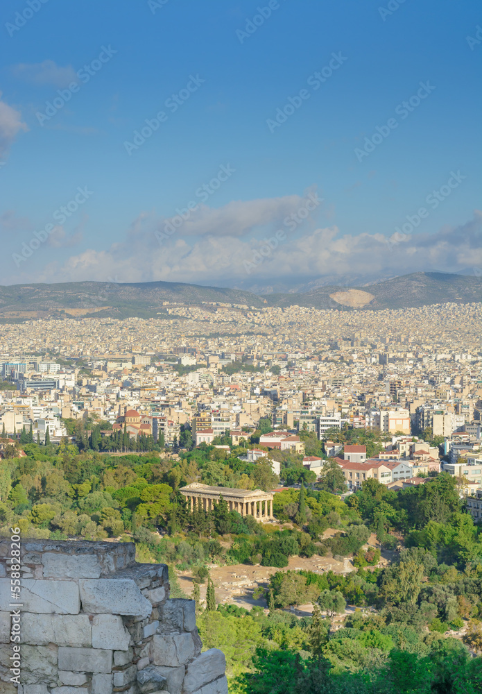 Φωτογραφία View in Athens of the Temple of Hephaestus among the greenery and buildings in t
