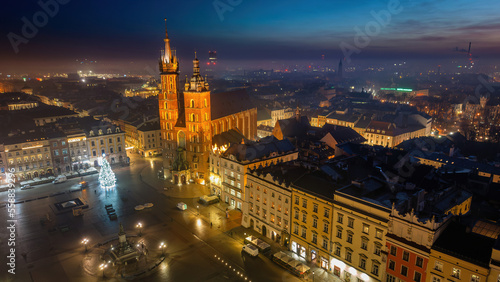 Widok na Kościół Mariacki w Krakowie z drona o poranku