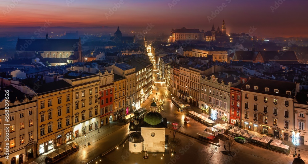 Fototapeta premium Widok na Rynek Główny i Kościół Św. Wojciecha w Krakowie