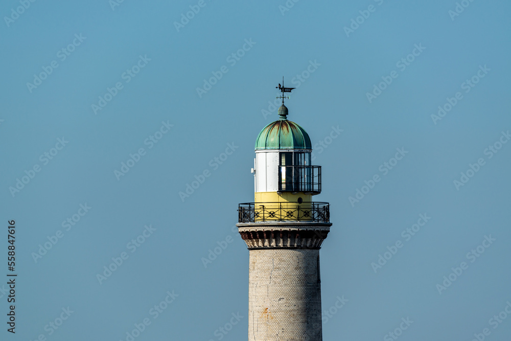Leuchtturm an der Ostsee an einem sonnigen Tag.