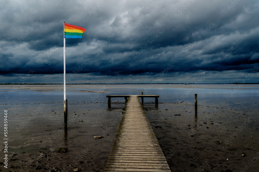 Badesteg mit Regenbogenflagge