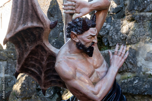 Crupet in België bedevaartsoord en toeristische trekpleister, vanwege de bijzondere grot naast de kerk van Sint-Martinus (Saint-Martin),  Hier een  duivel die terugdeinst . photo