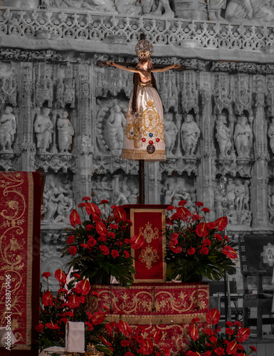 Image of the Holy Christ of the Miracles of Huesca in front of the main altar of the cathedral