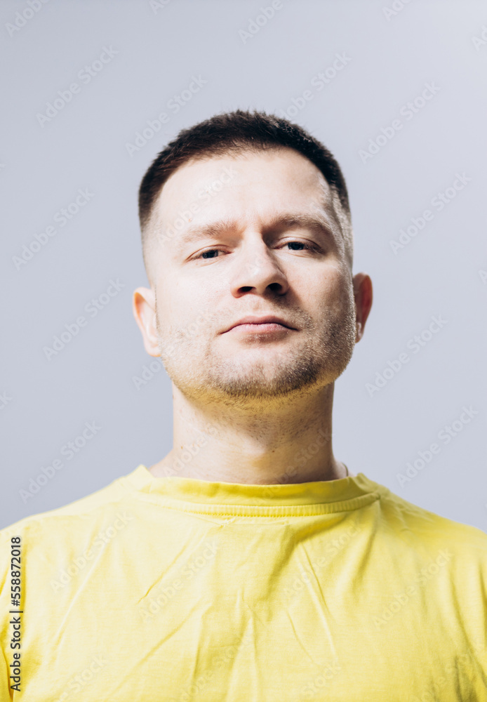 Obraz premium Confident man in yellow t-shirt posing at camera.