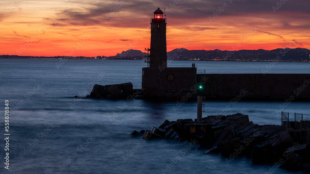 Coucher de soleil sur la Baie des Anges depuis le port de Nice sur la French Riviera en France Coucher de soleil sur la Baie des Anges depuis le port de Nice sur la French Riviera en France