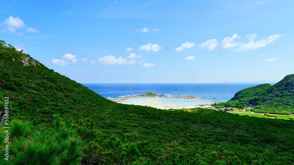 沖縄県伊是名島のチジン山から見た風景