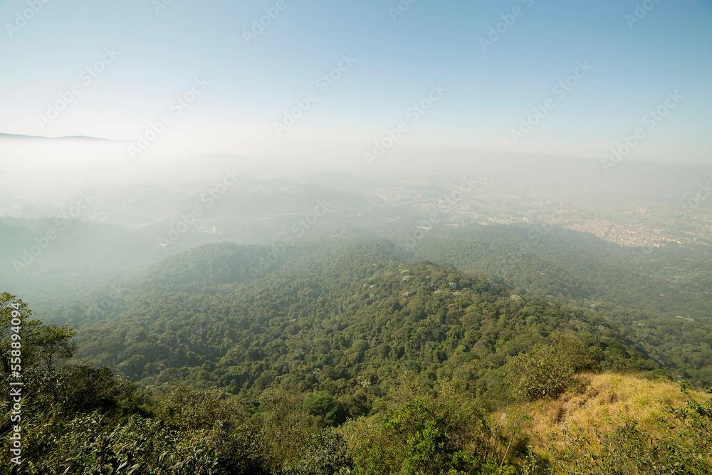 Paisagem da cidade de São Paulo e de parte da Mata Atlântica vista do topo do Pico do Jaraguá Zona Oeste da cidade. São Paulo, Brasil.
Paisagem da cidade de São Paulo e de parte da Mata Atlântica vista do topo do Pico do Jaraguá Zona Oeste da cidade. São Paulo, Brasil.
