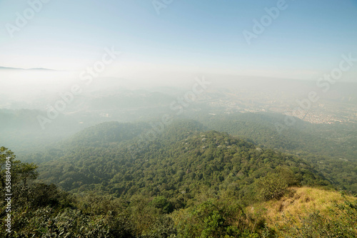  Paisagem da cidade de São Paulo e de parte da Mata Atlântica vista do topo do Pico do Jaraguá Zona Oeste da cidade. São Paulo, Brasil.