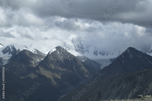 Mountains range in Altai © Aikon