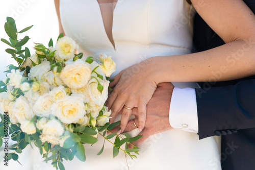 Sposi. Matrimonio wedding, bouquet anelli e mani che si stringono. photo