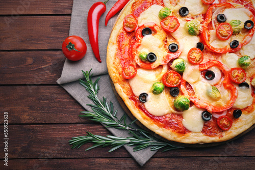 Pizza sem borda típica italiana com molho de tomate peperone azeitona preta queijo com folhas verdes