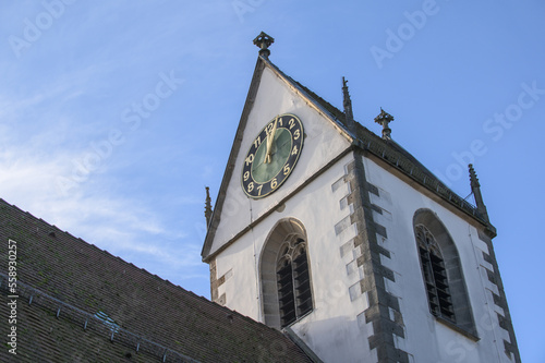 Gotischer Kirchturm mit Kirchturmuhr