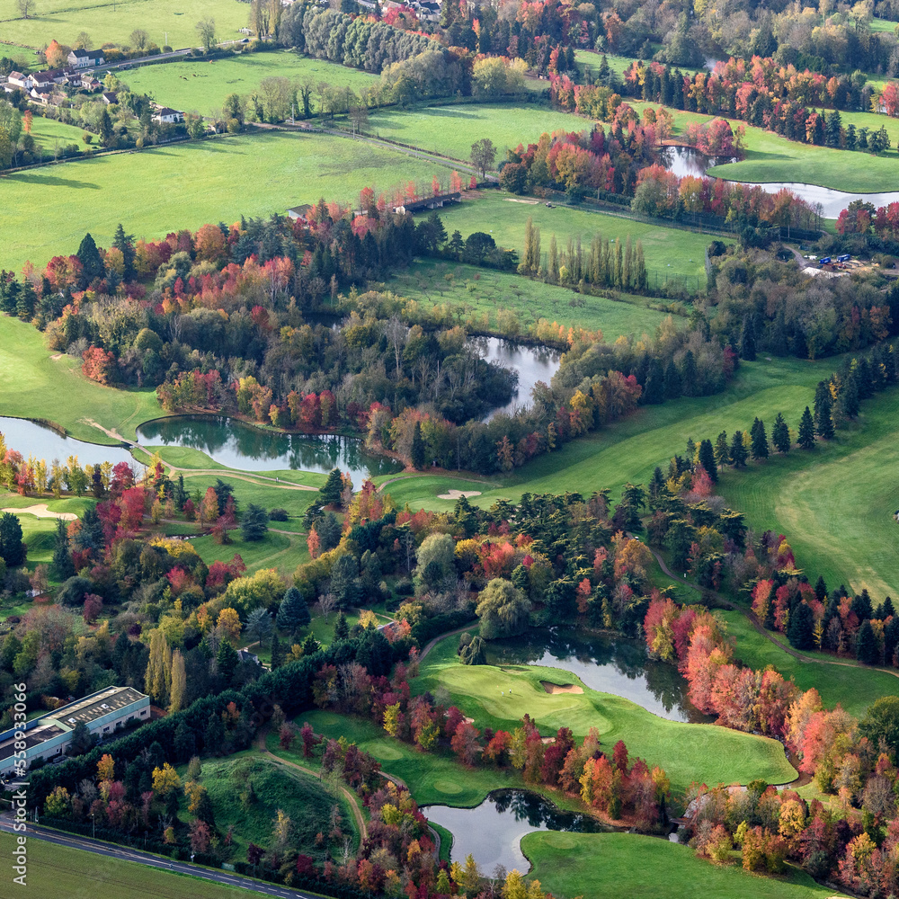 vue aérienne du golf de Nantilly à l'automne