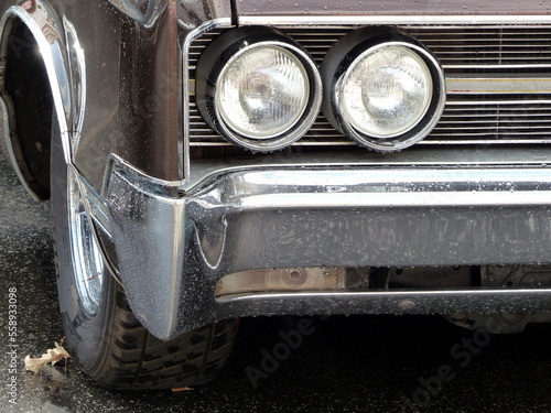 Doppelscheinwerfer einer amerikanischen Limousine mit Chrom und Glanz der Sechzigerjahre und Siebzigerjahre beim Oldtimertreffen Golden Oldies in Wettenberg Krofdorf-Gleiberg bei Gießen in Hessen photo