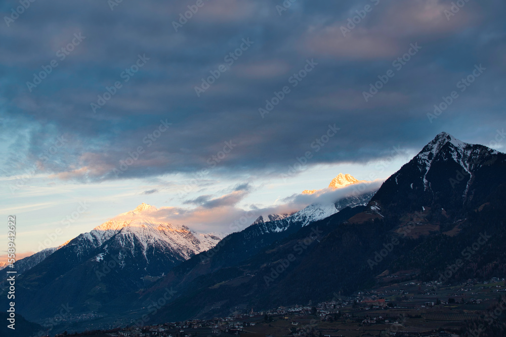 Sonnenaufgang über den Bergen in Südtirol