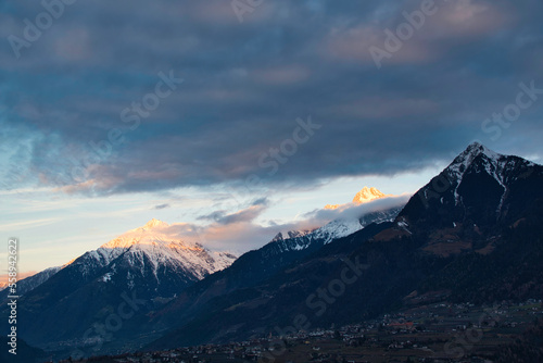 Sonnenaufgang über den Bergen in Südtirol © joerghartmannphoto
