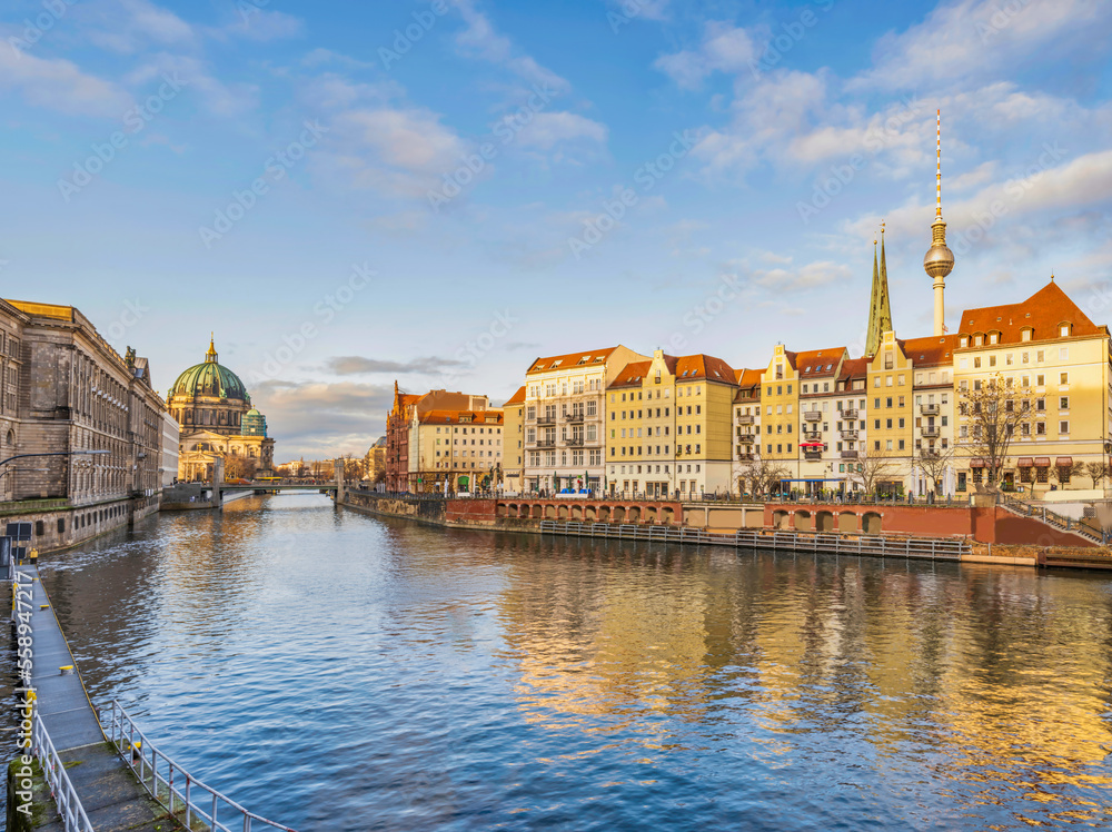 Naklejka premium Historic buildings, TV tower and Berlin Cathedral on Spree canal during sunset, Germany