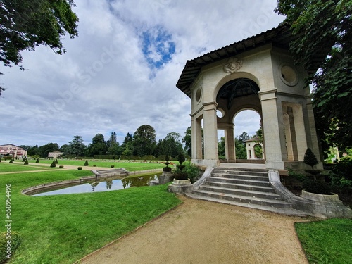 Kiosque dans les jardins de la Villa Arnaga