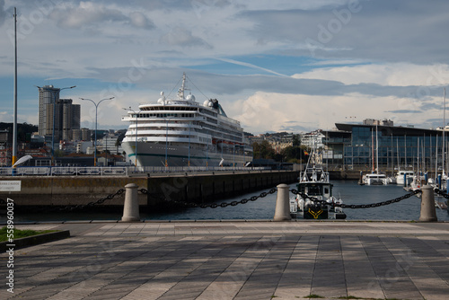 crucero atracado en coruña