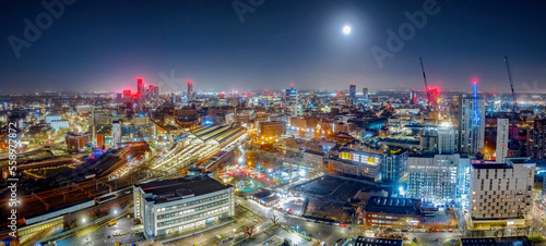 Foto Picadilly train station Manchester City Centre and construction and redevelopment work at dawn with city lights and dark skies of this English city