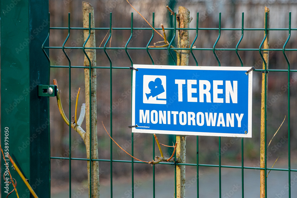 Naklejka premium tabliczka na ogrodzeniu teren monitorowany