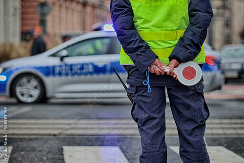 Policjant ruchu drogowego zatrzymuje pojazd. 