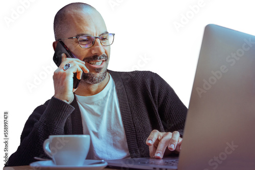 Imagen con fondo transparente de hombre de negocios sonriente hablando por telefono al celular y trabajando en la computadora con un café