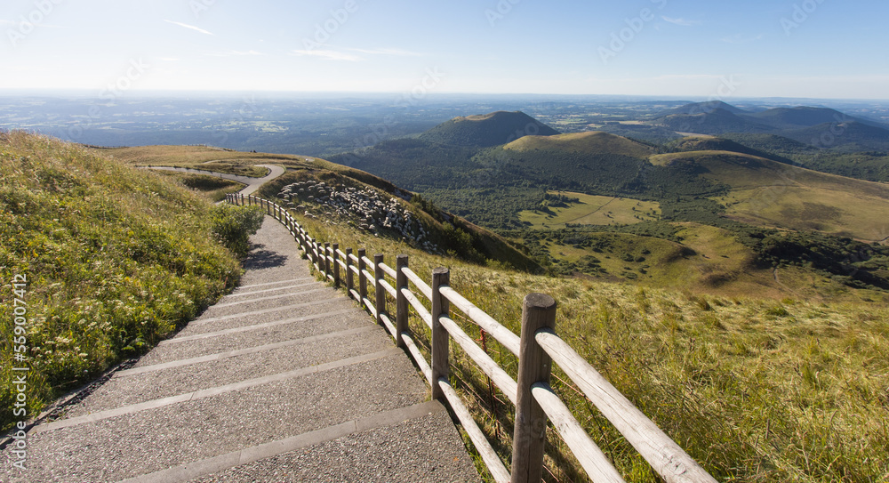 sentier au sommet du Puy-de-Dôme en auvergne en été