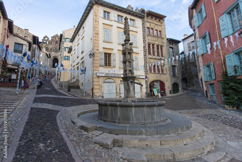 Fototapeta Naklejka Na Ścianę i Meble -  La place des tables est un passage presque incontournable depuis le bas du Puy-en-Velay pour accéder à la Cathédrale Notre-Dame-du-Puy avec sa fontaine du 15ième siècle