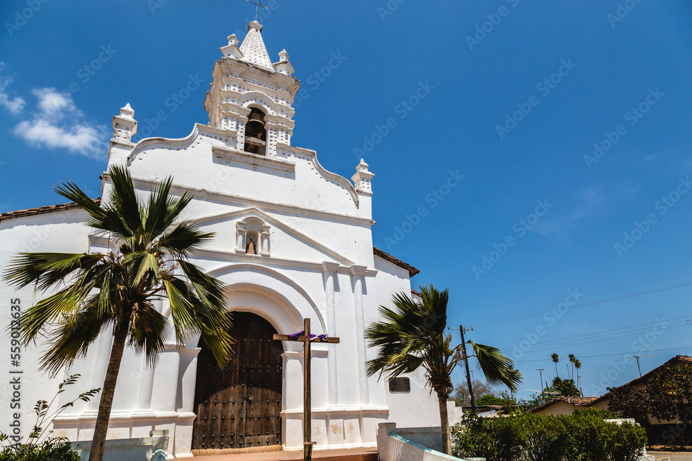 Obraz premium Fachada de iglesia con fondo de cielo azul.