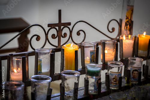 Altar con velas.
