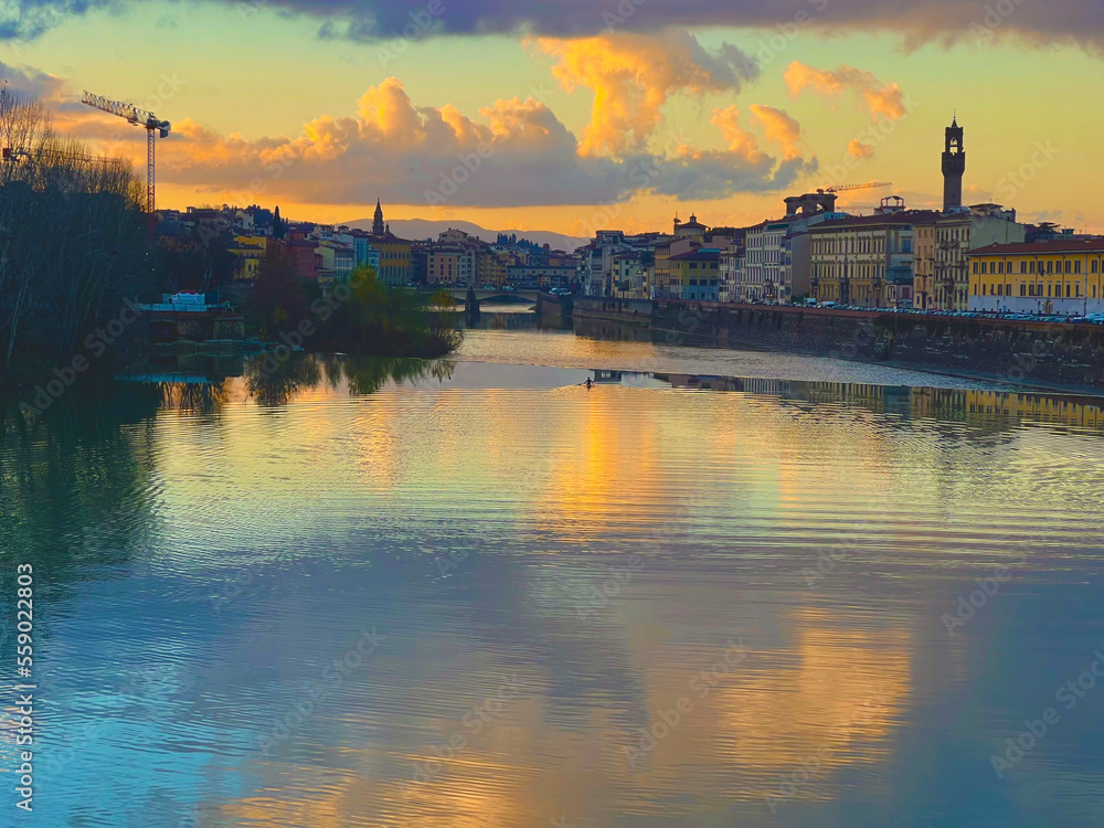 이탈리아 플로렌스의 노을지는 강 풍경 사진
