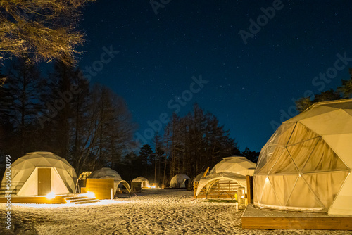 真冬の日本のグランピング場から見る、美しい星空