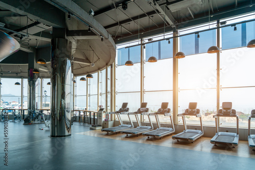 The treadmill in front of the fitness center floor -to -ceiling window