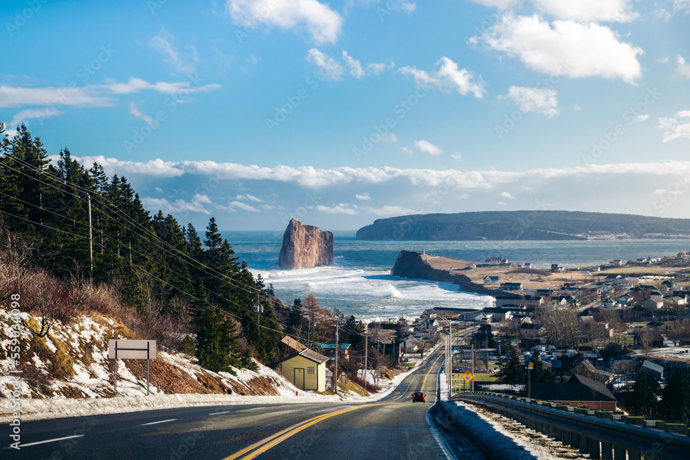 Naklejka premium view of the ocean from a road in Canada