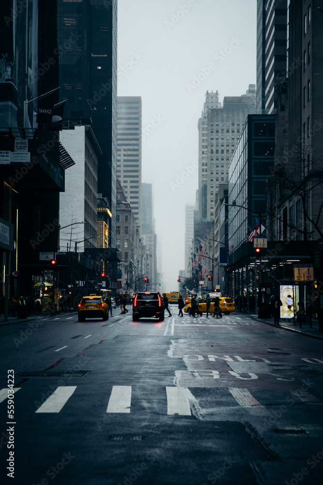 Foggy street scene in New York City - obrazy, fototapety, plakaty 