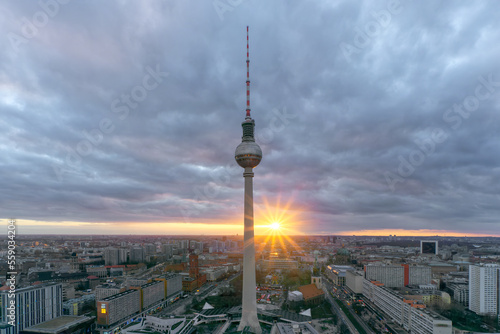 Fernsehturm Berlin im Sonnenlicht