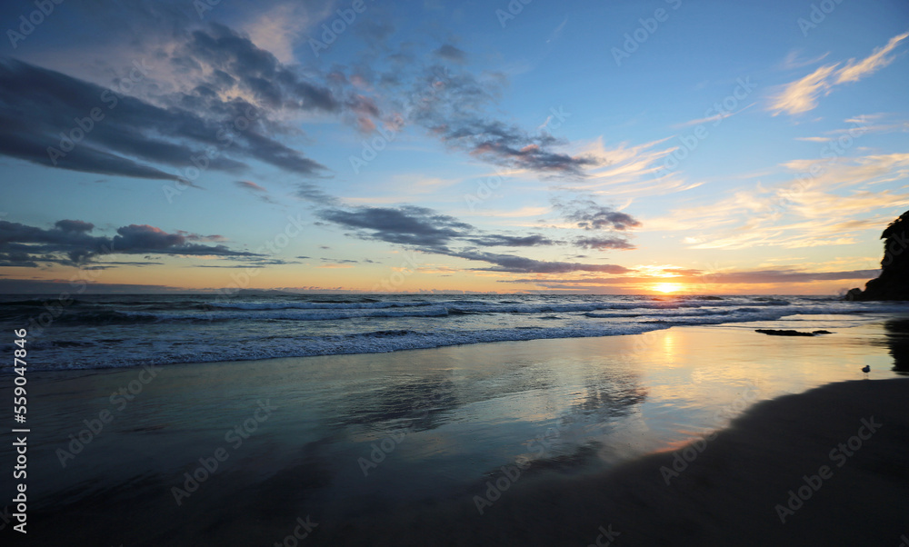 Obraz premium Sunrise on Waihi Beach - New Zealand