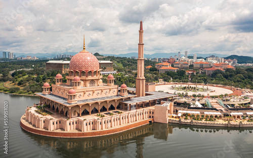 Cuadro en lienzo Aerial view of Putra Mosque and Putra Square in Putrajaya