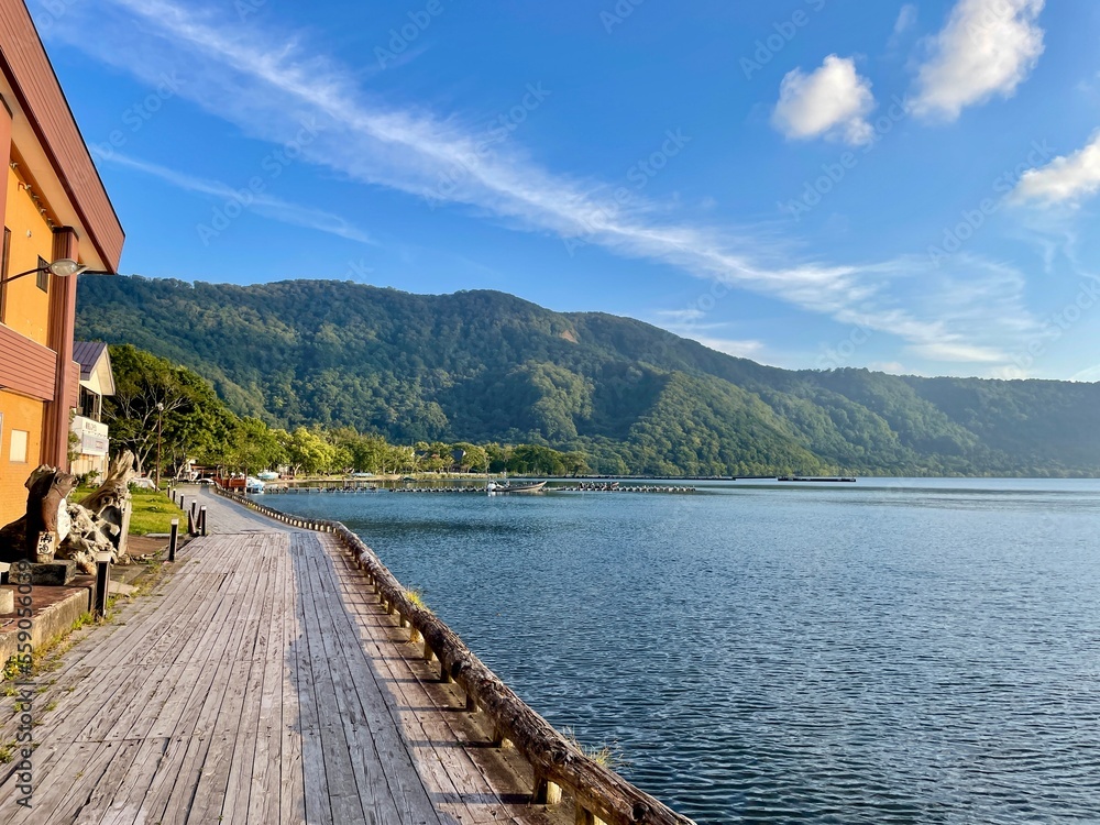 青森県湖畔から田沢湖を望む