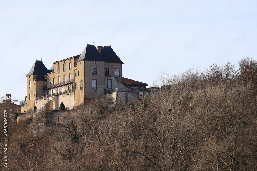Le château, vu de l'extérieur village de Pont du Château, département du Puy de Dome, France