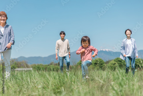高原・草原・公園を歩くアジア人の三世代家族・親子・ファミリー（女の子） 