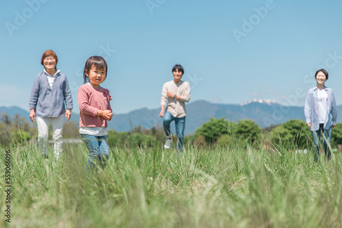 高原・草原・公園を歩くアジア人の三世代家族・親子・ファミリー（女の子） 