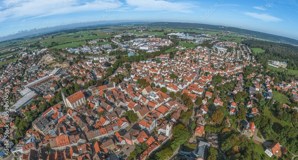 Die oberschwäbische Stadt Leutkirch im Allgäu im Luftbild