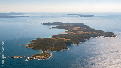 ile de Porquerolles dans le Var prise en hélicoptère en automne. 